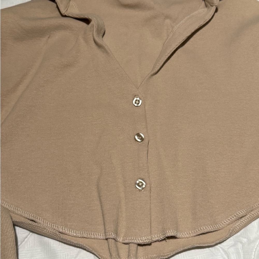 Tan Button-Up Cropped top - Picture 3 of 7